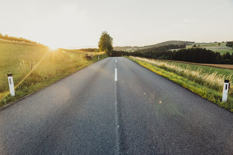 Österreich, leere Straße auf dem Lande, lizenzfreies Stockfoto