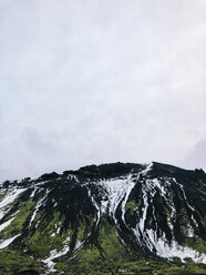 Island, Hochland, Erster Schnee auf einem Berg im Hochland von Island - JUBF00329