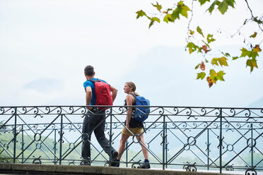 Mann und junge Frau spazieren entlang eines Stegs, Porträt, Annecy, Rhone-Alpes, Frankreich - CUF49536