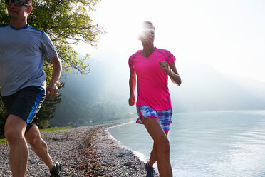 Jogger beim Laufen am Lac d'Annecy, Annecy, Frankreich - CUF49543