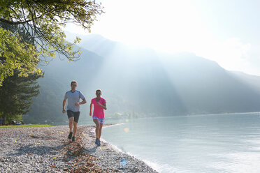 Jogger beim Laufen am Lac d'Annecy, Annecy, Frankreich - CUF49544