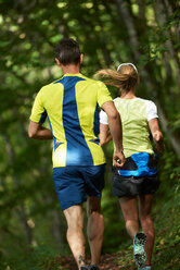 Jogger laufen im Wald - CUF49550