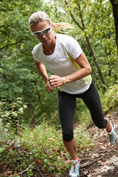 Jogger im Wald - CUF49556