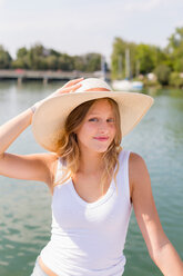 Junge Frau auf Segelboot, Porträt, Chiemsee, Bayern, Deutschland - CUF49599