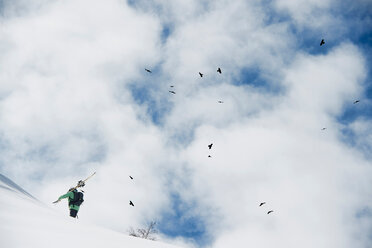 Männlicher Skifahrer stapft den schneebedeckten Berg hinauf, Alpe-d'Huez, Rhone-Alpes, Frankreich - CUF49653