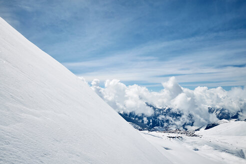 Schneebedeckte Landschaft mit tief hängenden Wolken über Bergen, Blick von oben, Alpe-d'Huez, Rhone-Alpes, Frankreich - CUF49665