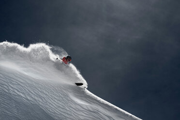 Männlicher Skifahrer, der einen steilen Berghang hinunterfährt, Alpe-d'Huez, Rhone-Alpes, Frankreich - CUF49670