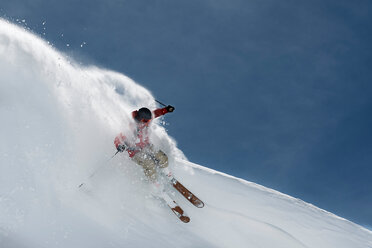 Männlicher Skifahrer, der einen steilen Berghang hinunterfährt, Alpe-d'Huez, Rhone-Alpes, Frankreich - CUF49671