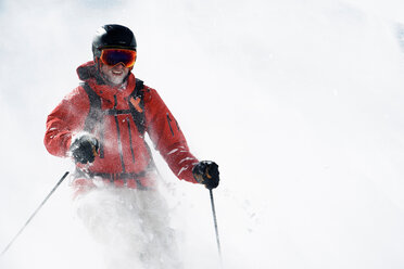 Männlicher Skifahrer im Pulverschnee am Berghang von Alpe-d'Huez, Rhone-Alpes, Frankreich - CUF49672