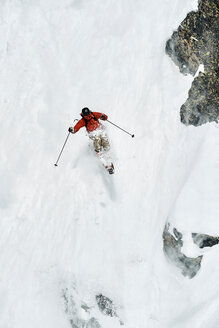 Männlicher Skifahrer, der einen senkrechten Berghang hinunterfährt, Alpe-d'Huez, Rhone-Alpes, Frankreich - CUF49674