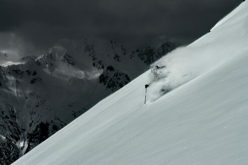 Männlicher Skifahrer, der einen steilen Berghang hinunterfährt, Alpe-d'Huez, Rhone-Alpes, Frankreich - CUF49675