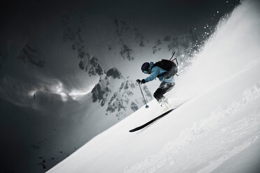 Männlicher Skifahrer, der einen steilen Berghang hinunterfährt, Alpe-d'Huez, Rhone-Alpes, Frankreich - CUF49677