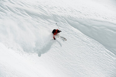 Männlicher Skifahrer, der einen Berghang hinunterfährt, Blick von oben, Alpe-d'Huez, Rhone-Alpes, Frankreich - CUF49678