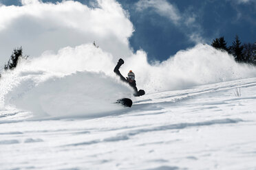 Männlicher Snowboarder, der einen Abhang hinunterfährt, Tiefblick, Alpe-d'Huez, Rhone-Alpes, Frankreich - CUF49681