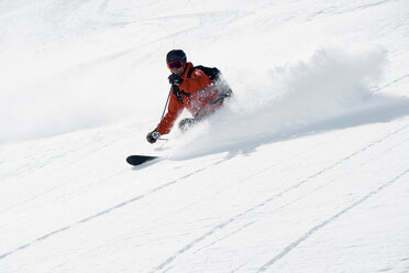 Männlicher Skifahrer, der den Berg hinunterfährt, Alpe-d'Huez, Rhone-Alpes, Frankreich - CUF49684