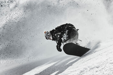 Männlicher Skifahrer, der beim Skifahren den Berg hinunterfährt, Alpe-d'Huez, Rhone-Alpes, Frankreich - CUF49686