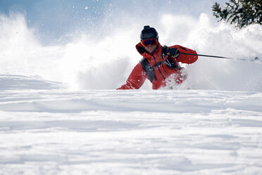 Männlicher Skifahrer, der beim Skifahren den Berg hinunterfährt, Alpe-d'Huez, Rhone-Alpes, Frankreich - CUF49689