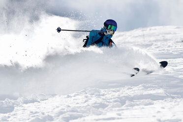 Männlicher Skifahrer, der beim Skifahren den Berg hinunterfährt, Alpe-d'Huez, Rhone-Alpes, Frankreich - CUF49690