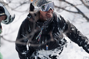 Männlicher Snowboarder im Schnee am Berghang, Alpe-d'Huez, Rhone-Alpes, Frankreich - CUF49693