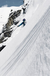 Männlicher Skifahrer, der einen steilen Berghang hinunterfährt, Alpe-d'Huez, Rhone-Alpes, Frankreich - CUF49696