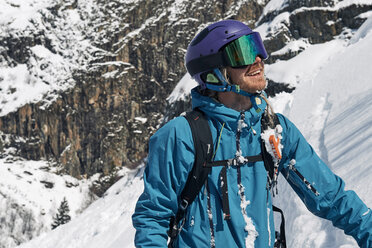 Männlicher Skifahrer mit Blick auf den Berghang, Alpe-d'Huez, Rhone-Alpes, Frankreich - CUF49697