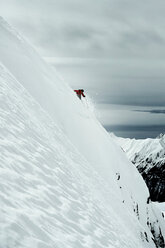 Männlicher Skifahrer, der einen steilen Berghang hinunterfährt, Alpe-d'Huez, Rhone-Alpes, Frankreich - CUF49703