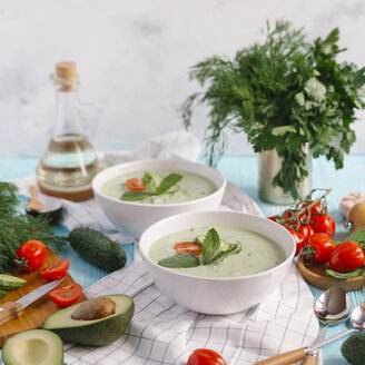 Nahaufnahme einer Suppe mit Gemüse auf dem Tisch - CAVF63002