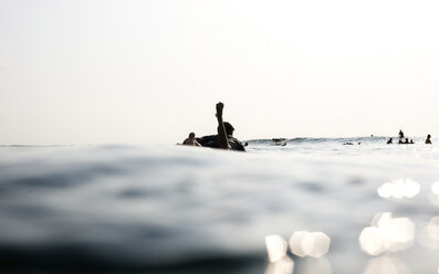 Rückansicht eines jungen Mannes beim Surfen im Meer gegen einen klaren Himmel an einem sonnigen Tag - CAVF63009