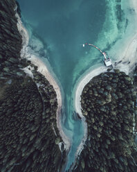 Luftaufnahme eines türkisfarbenen Sees inmitten von Bäumen im Wald - CAVF63041