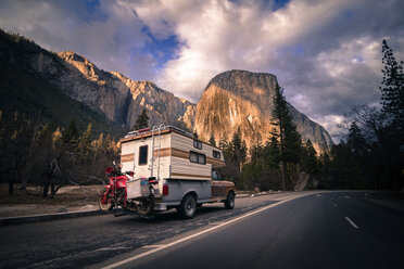 Wohnmobil mit Reisemotorrad auf dem Rücken auf dem Weg zum Yosemite National Park, Kalifornien, USA - ISF21023