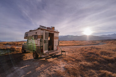 Wohnmobil in der Wüste geparkt, Sierra Nevada, Bishop, Kalifornien, USA - ISF21030