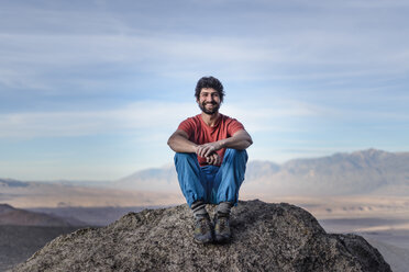 Bergsteiger genießt Aussicht auf Berggipfel, Sierra Nevada, Bishop, Kalifornien, USA - ISF21037