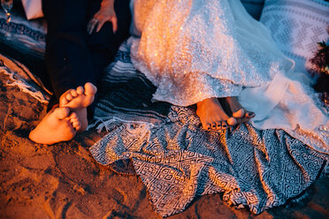 Braut und Bräutigam auf einer Picknickdecke am See in der Abenddämmerung, Ausschnitt - ISF21057