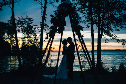 Romantisches Brautpaar am Seeufer in der Abenddämmerung, Ontariosee, Toronto, Kanada - ISF21059