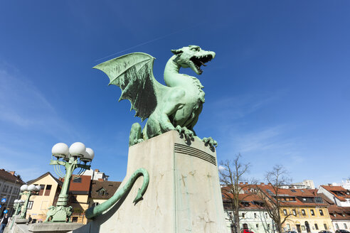 Slowenien, Ljubljana, Bronzedrachenskulptur von Zmajski most - FC01726