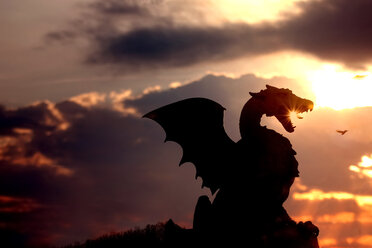 Slovenia, Ljubljana, silhouette of dragon sculpture of Zmajski most - FCF01727