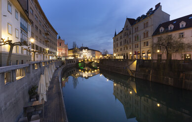 Slovenia, Ljubljana, view to city centre with Franciscan Church and lighted Triple Bridge - FCF01730