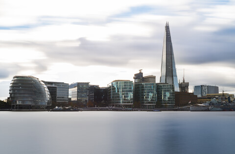 Großbritannien, London, Themse, Skyline mit Rathaus und The Shard, lizenzfreies Stockfoto