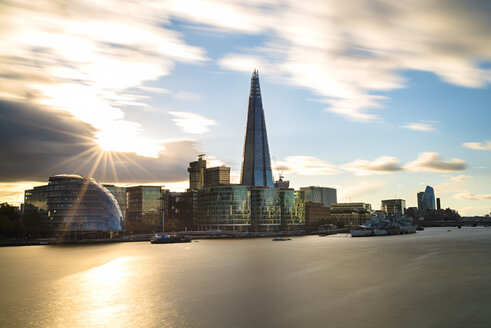 Großbritannien, London, Themse, Skyline mit Rathaus und The Shard bei Sonnenuntergang - MKFF00440