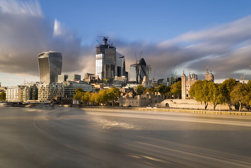 Großbritannien, London, City of London, Fluss Themse, Skyline mit modernen Bürogebäuden und Tower of London bei Sonnenuntergang - MKFF00441