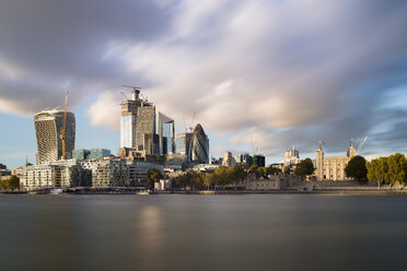 Großbritannien, London, City of London, Themse, Skyline mit modernen Bürogebäuden und Tower of London - MKFF00443