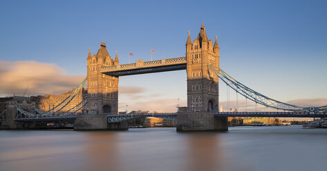 UK, London, Tower Bridge in der Abendsonne - MKFF00445