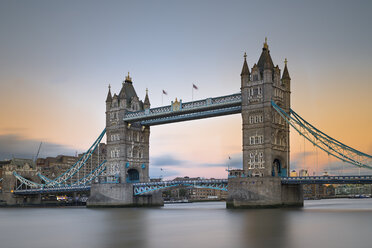 UK, London, Tower Bridge bei Sonnenuntergang - MKFF00446