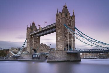 UK, London, Tower Bridge in der Abenddämmerung - MKFF00447