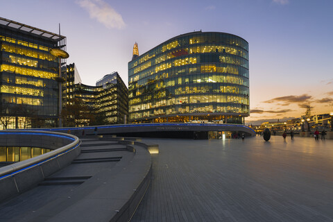 Großbritannien, London, moderne Bürogebäude bei Sonnenuntergang, lizenzfreies Stockfoto