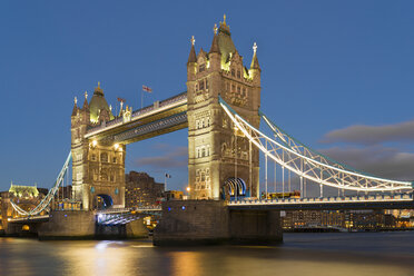 UK, London, Tower Bridge bei Nacht - MKFF00451