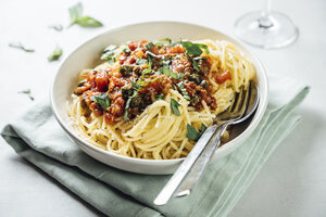 Spaghetti mit Tomaten-Kapernsauce, Basilikum und Parmesan - IPF00506