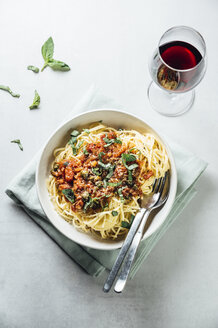 Spaghetti mit Tomaten-Kapernsauce, Basilikum und Parmesan mit einem Glas Rotwein - IPF00507