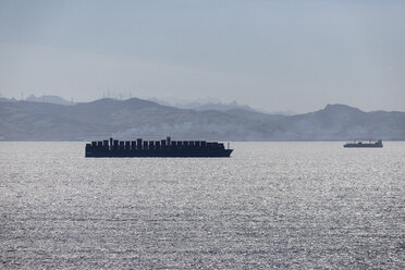 Spanien, Andalusien, Tarifa, Meerenge von Gibraltar, Containerschiff - KBF00591