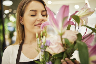 Florist riecht an Blume im Blumenladen - ZEDF01979